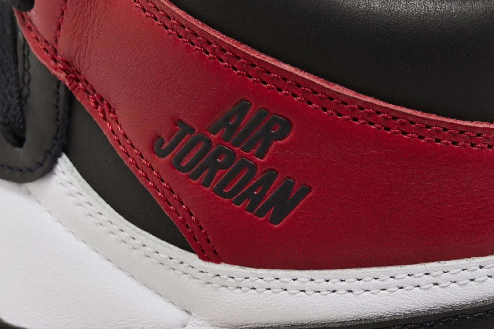 Air Jordan 1 Retro High OG Black Toe Rouge réinventé
